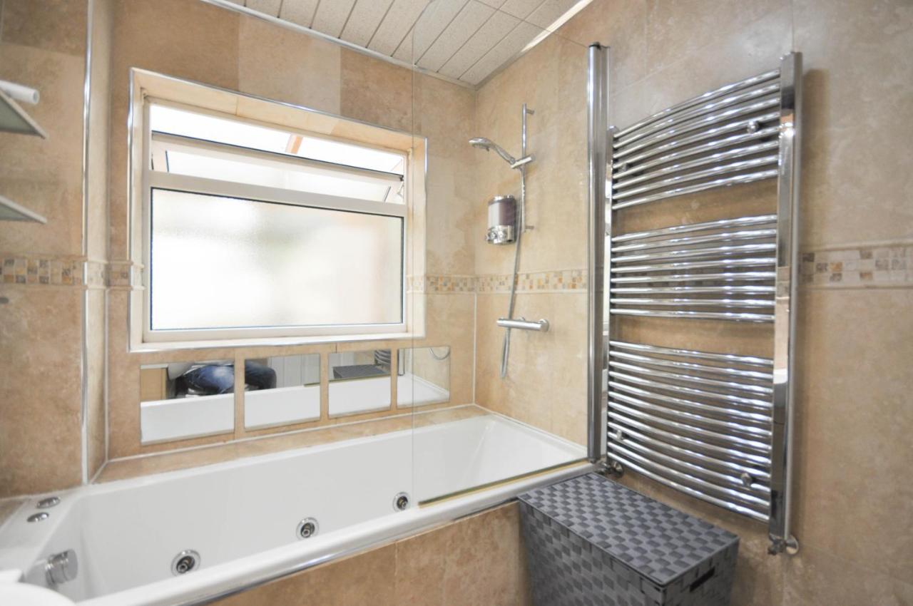 Modern 2 Bed Apartment ルートン エクステリア 写真