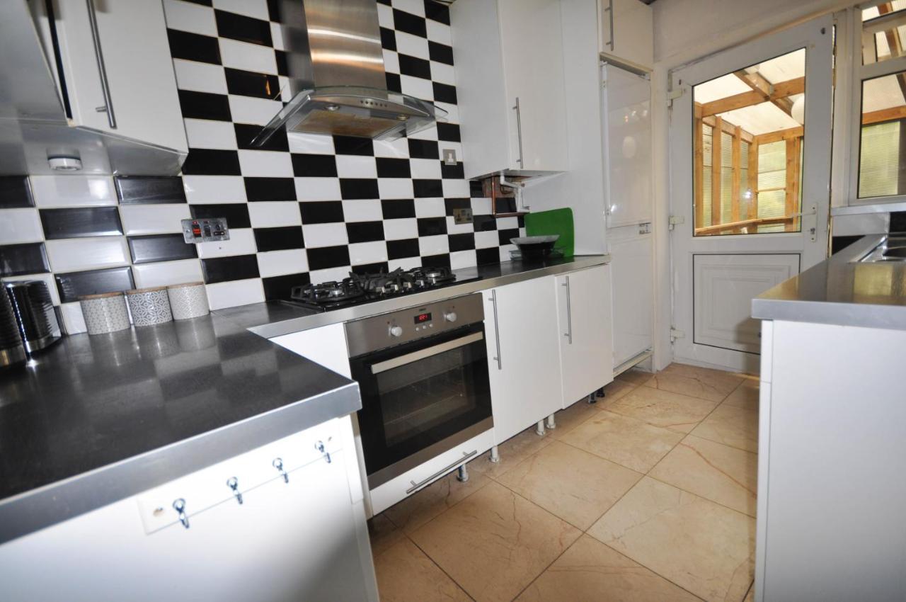 Modern 2 Bed Apartment ルートン エクステリア 写真